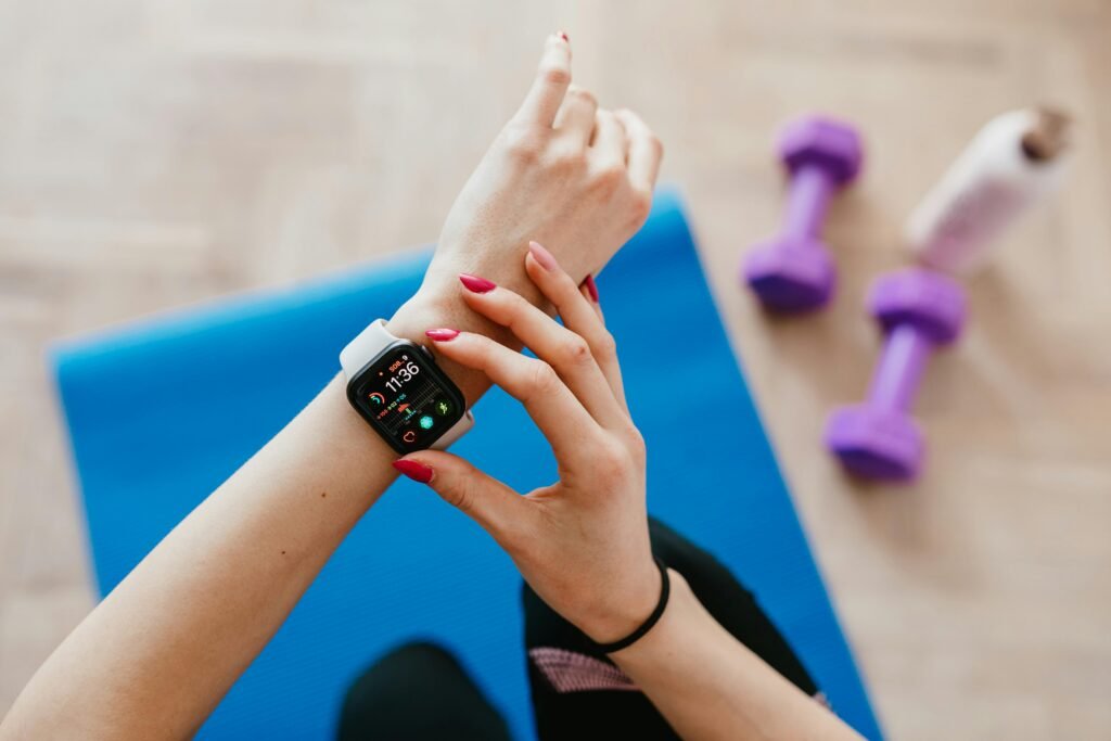 How to Select a Smartwatch for Fitness: GPS, Sensors & The "Ecosystem Trap" pexels karola g 4498483
